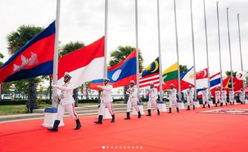 Upacara pengibaran bendera negara-negara peserta SEA Games 2023 digelar di Stadion Nasional Morodok Techo, Phnom Penh, Jumat (5/5/2023). 