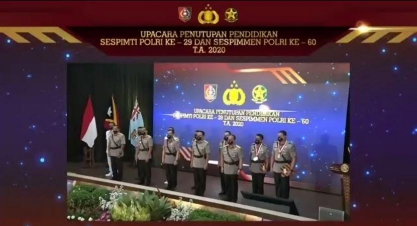 Upacara penyerahan penghargaan kepada tujuh peserta didik Sespimti Polri Dikreg ke-29 dan juga tujuh peseta didik Sespimmen Polri Dikreg ke-60 TA 2020 dilaksanakan di gedung Utaryo Suryawinata Sespim Lemdiklat Polri, Kamis (22/10).