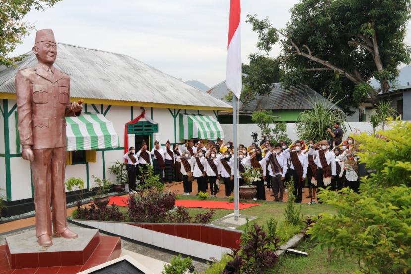 Upacara peringatan 17 Agustus kali ini dilaksanakan oleh segenap civitas akademika di lingkungan Universitas Terbuka secara hybrid dari UT Pusat hingga UPBJJ-UT seluruh Indonesia dan kota Ende yang merupakan wilayah kelompok belajar dari UPBJJ-UT Kupang.