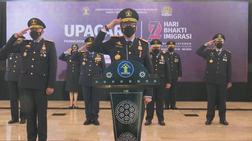 Upacara Peringatan Hari Bhakti Imigrasi (HBI) ke-72 yang digelar secara hybrid di Graha Pengayoman Kemenkumham, Jakarta Selatan, Kamis (27/1/2022).  