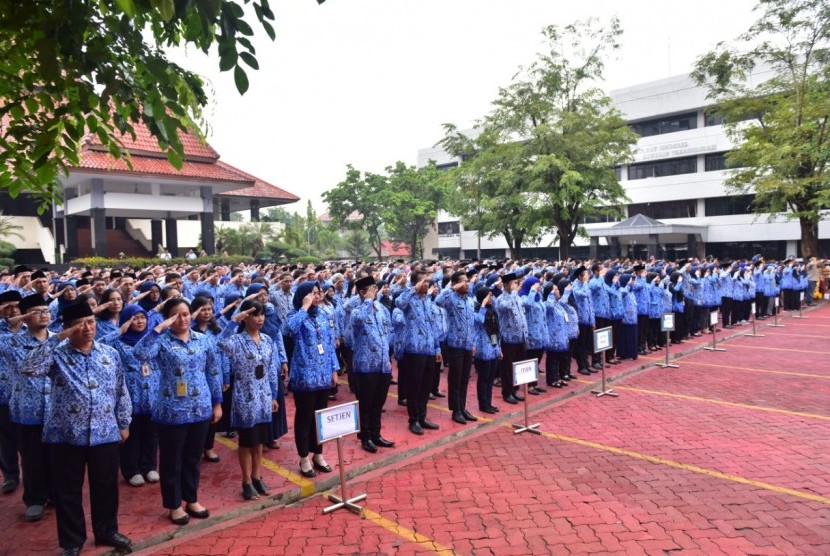 Upacara Peringatan Hari Sumpah Pemuda (HSP) yang digelar di halaman kantor Kementerian Desa, Pembangunan Daerah Tertinggal, dan Transmigrasi (Kemendes PDTT), Senin (29/10). 