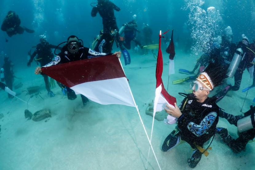 Upacara peringatan Hari Sumpah Pemuda ke-94 dari bawah laut Tanjung Kayu Batu, Jayapura, Papua, Jumat (28/10/2022). 