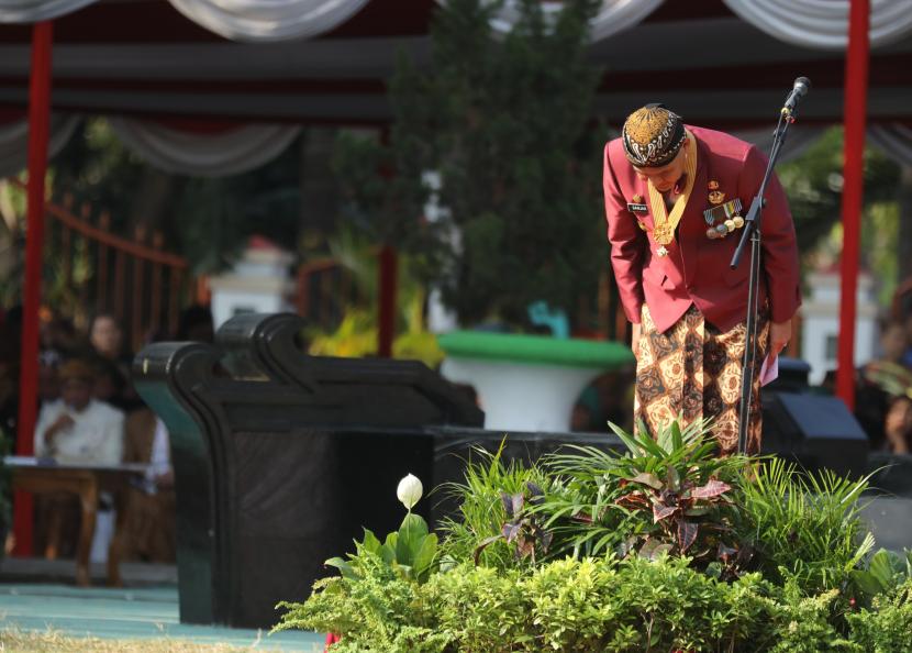 Ganjar berpamitan pada upacara peringatan HUT ke-78 Provinsi Jawa Tengah yang digelar di alun-alun Brebes. 