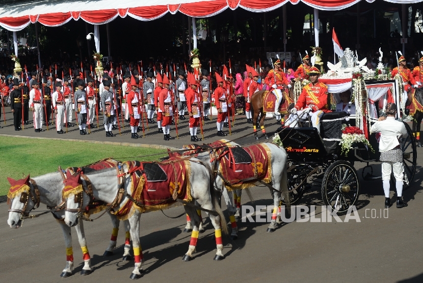 Upacara Peringatan Kemerdekaan Istana Merdeka. Rombongan Kereta Ki Jagarasa pembawa Bendera Duplikat Sang Saka Merah Putih dan Teks Proklamasi memasuki komplek Istana Merdeka sebelum Upacara Peringatan Hari Kemerdekaan ke-71 RI di Istana Merdeka, Jakarta, 