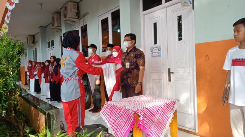 Upacara peringatan kemerdekaan RI yang ke-77 di Sekolah Al-Iman Bojonggede, Bogor,  berlangsung khidmat.