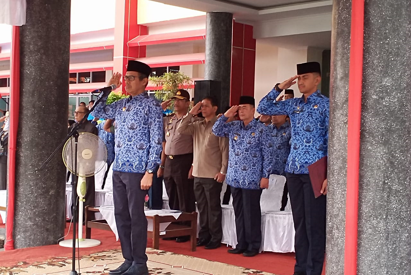 Upacara peringatan Sumpah Pemuda di Kantor Gubernur Sumatera Barat, Padang, Senin (28/10).