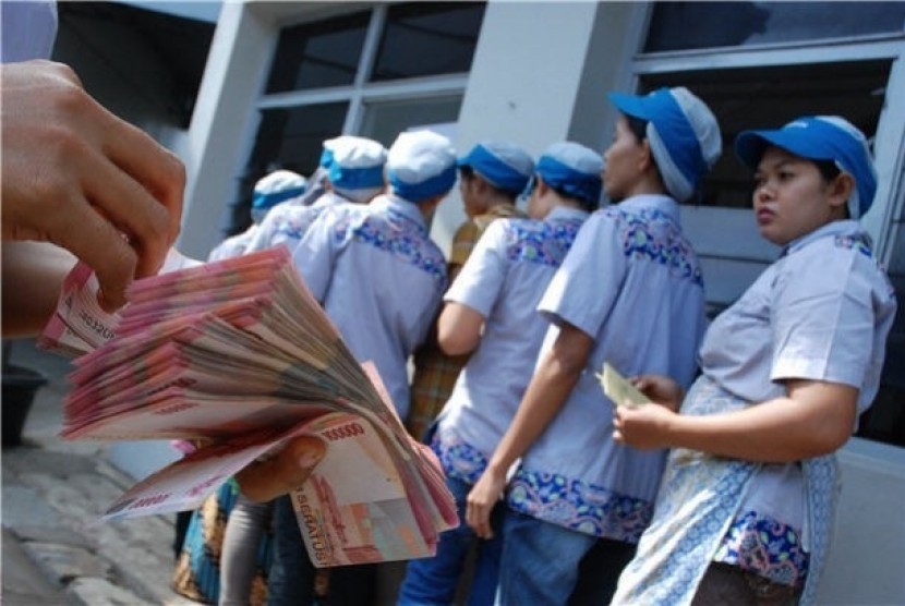 Upah buruh dan pekerja (ilustrasi). Anggota Komisi IX DPR RI Edy Wuryanto menilai, setiap buruh berhak menerima penghasilan yang memenuhi penghidupan layak bagi kemanusiaan. 