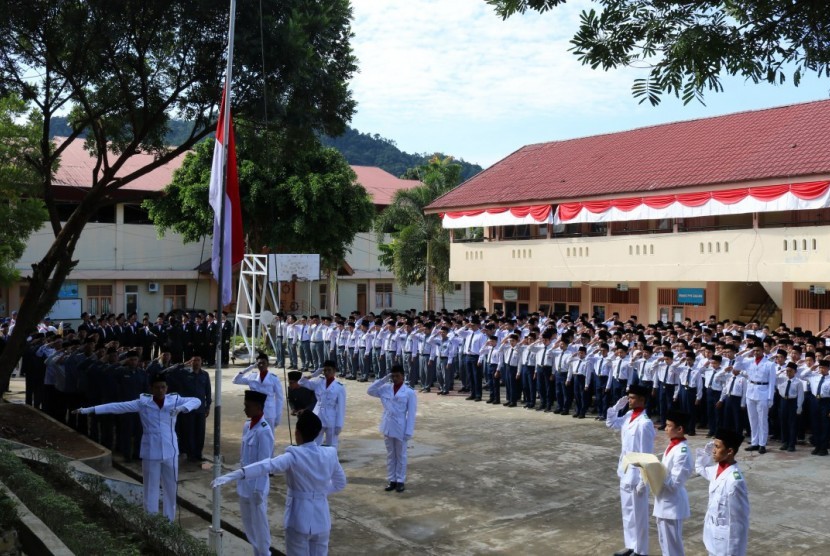 Uparacara memperingati detik-detik Proklamasi di kampus putra Perguruan Ar Risalah Padang.