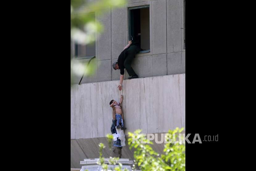 Upaya evakuasi pengunjung Kompleks Parlemen Iran yang diserang  kelompok bersenjata di Teheran, Iran, Rabu (7/6)