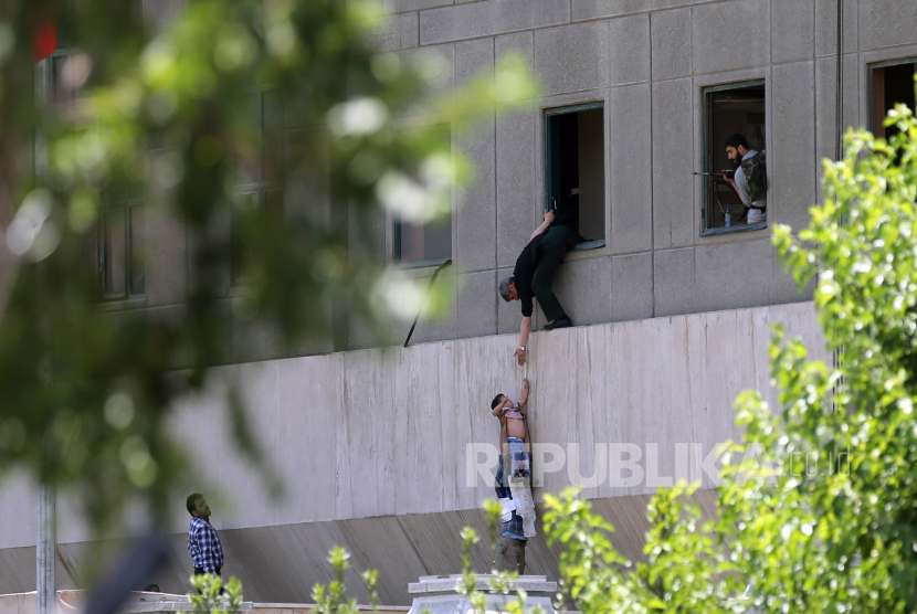 Upaya evakuasi pengunjung Kompleks Parlemen Iran yang dilakukan kelompok bersenjata di Teheran, Iran, Rabu (7/6).
