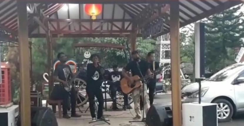 Upaya kolaborasi pelaku kuliner, musik, dan lokasi wisata Sukabumi dengan menggelar musik dengan protokol kesehatan di Cafe Baba Jarwo, di Vila Aku Cantik Kota Sukabumi, Sabtu (18/10).