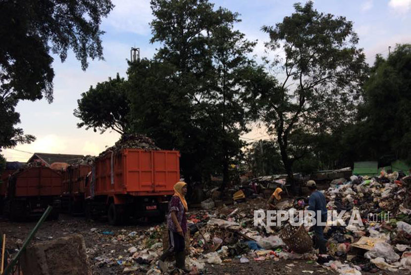 Truk sampah Dinas Lingkungan Hidup DKI Jakarta (ilustrasi)