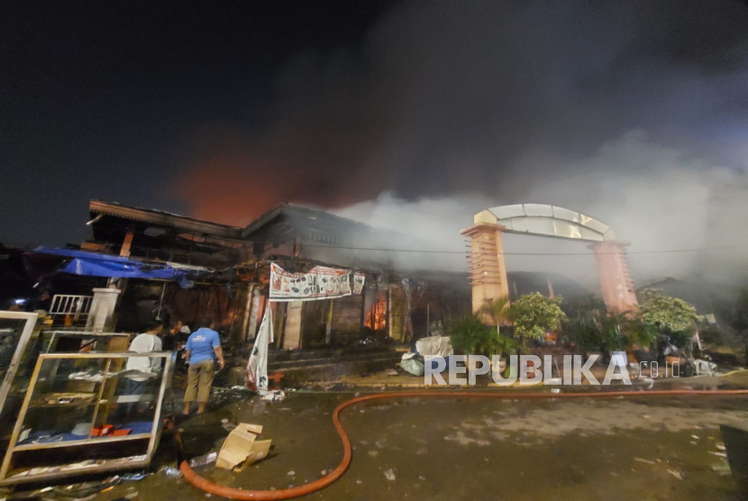 Upaya memadamkan api di Pasar Taman Puring, Kebayoran Baru, Jakarta Selatan, Senin (28/7/2025).