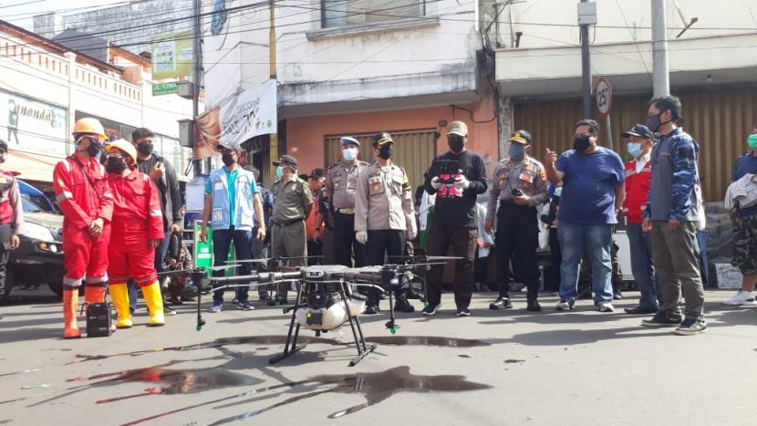 Upaya memutus mata rantai Covid-19 di Kota Sukabumi dilakukan menyemprot disinfektan melalui media drone di Pasar Pelita, Rabu (8/4).