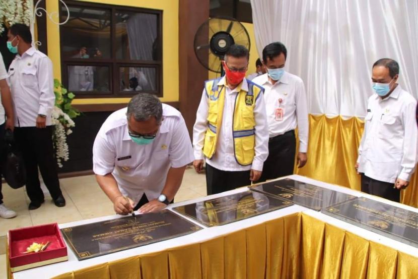 Upaya meningkatkan layanan kepada warga di Kabupaten Sukabumi dilakukan dengan merehab bangunan kantor kecamatan. Targetnya dengan bangunan yang memadai bisa mengoptimalkan layanan kepada warga.