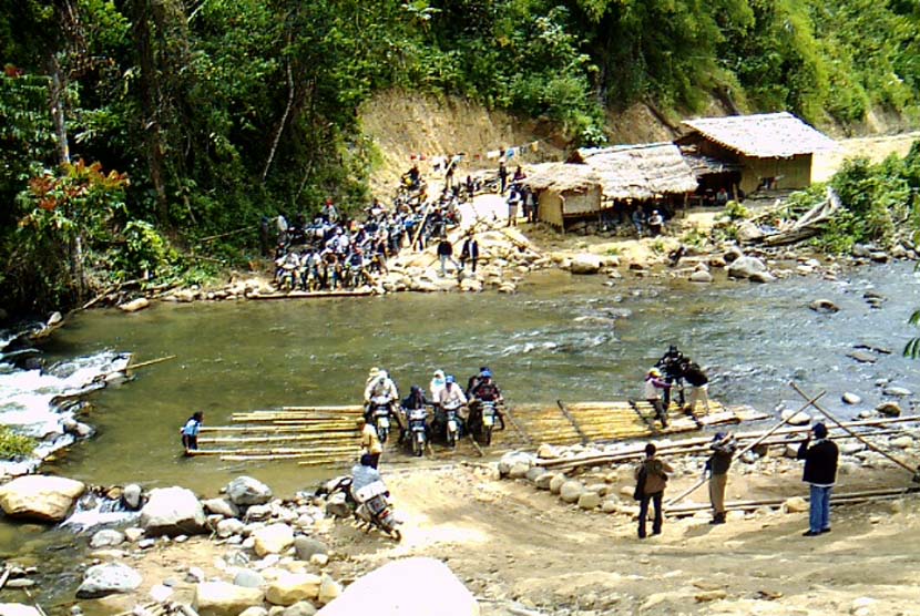 Upaya menyeberang sungai (ilustrasi).