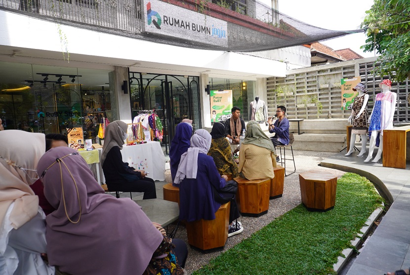 Upaya nyata BRI dalam mendorong pelaku UMKM untuk bisa naik kelas terus dilakukan di berbagai daerah. Salah satunya melalui kehadiran Rumah BUMN yang dikelola BRI di berbagai wilayah Indonesia.