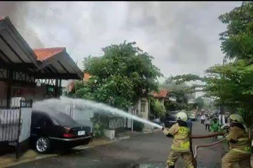 Upaya pemadaman api di Komplek POLRI, jalan A D IV No. 1 RT. 02 RW. 06 Kel. Ragunan. Pasar Minggu Jakarta Selatan.