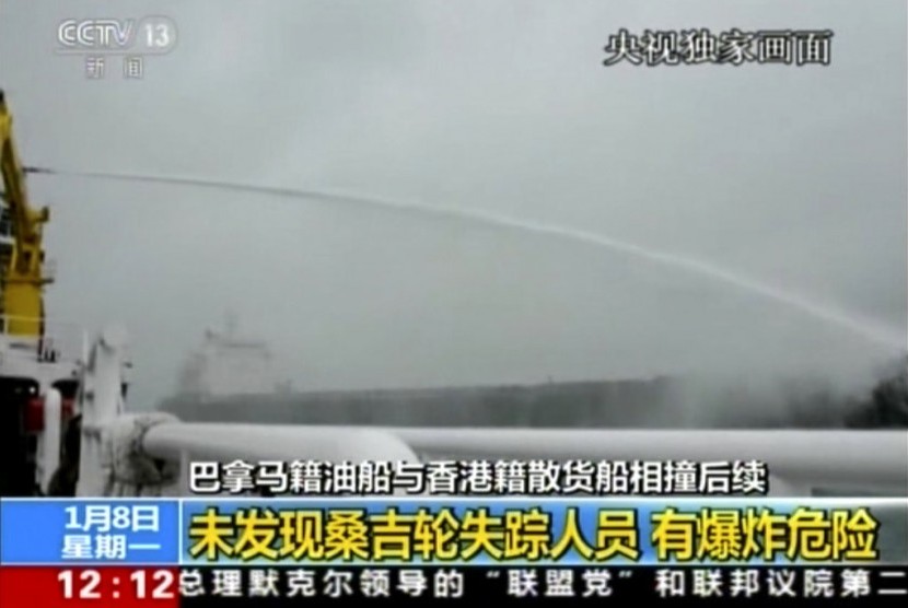 Upaya pemadaman api kapal tanker Iran yang terbakar di Laut Cina Timur.