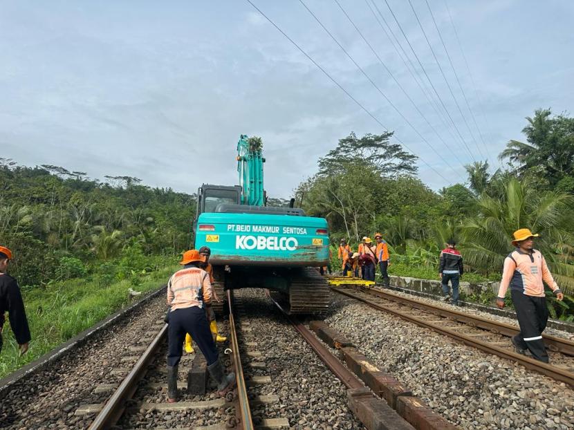 Upaya penanganan rel kereta api yang terkena longsor di wilayah Banyumas.