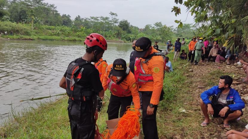 Upaya pencarian korban diduga bunuh diri di Sungai Logawa Banyumas.
