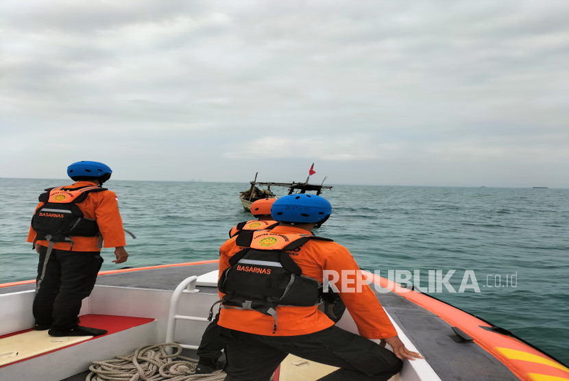 Upaya pencarian terhadap empat nelayan awak kapal pencari ikan, KM Alpha 3, yang terbalik di Laut Jawa, memasuki hari kedua, Kamis (7/8/2025)