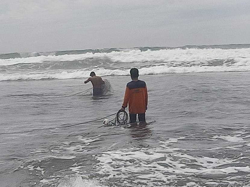Upaya penyelamatan santri yang terbawa ombak di Pantai Parangtritis. 