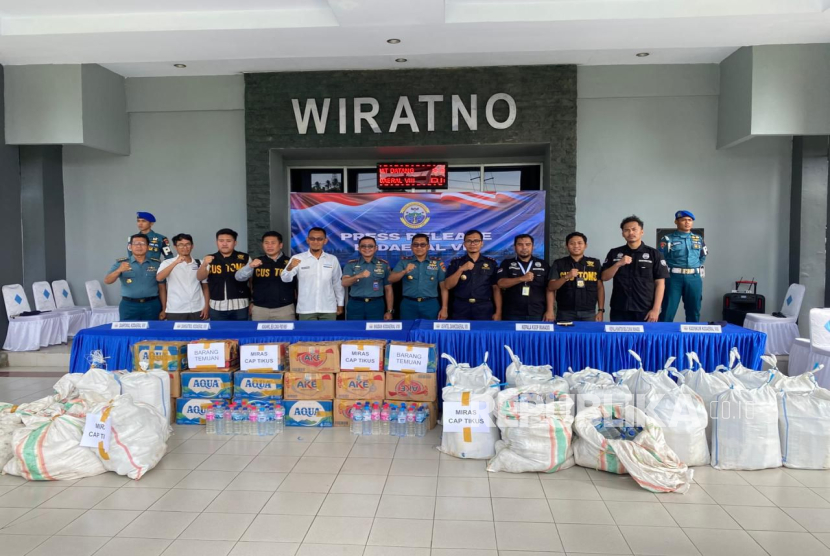 Upaya penyelundupan minuman beralkohol ilegal berhasil dihentikan tim gabungan Bea Cukai dan TNI AL di Pelabuhan Calaca, Manado, Ahad (30/11/2025) lalu. 