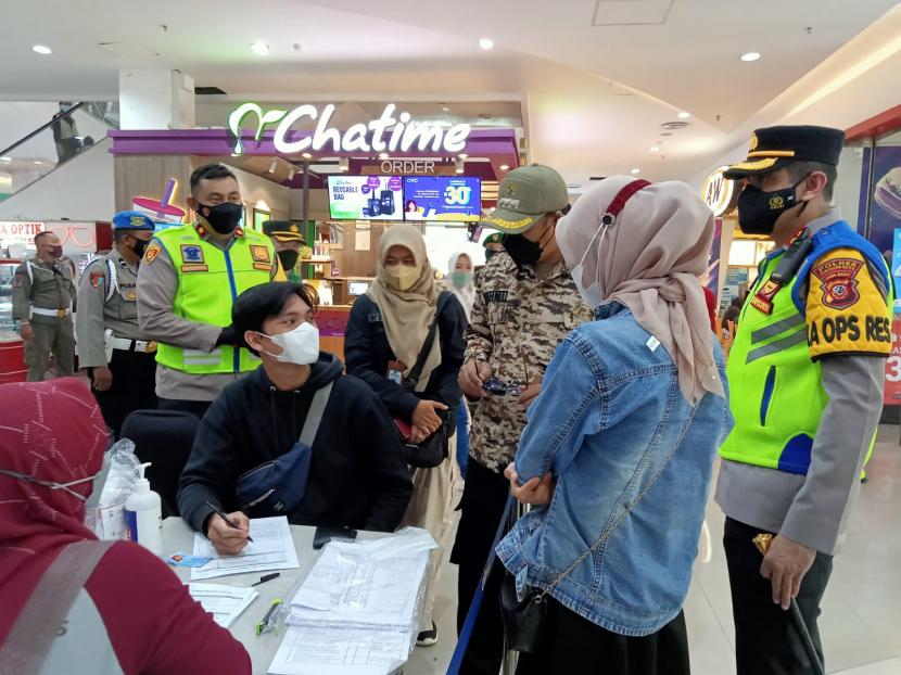 Upaya vaksinasi jemput bola di pusat  perbelanjaan Citimall Kota Sukabumi,Ahad (26/12)