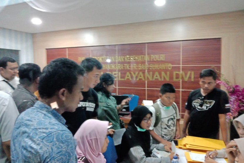 Update terkini suasana Posko Ante Mortem RS Polri, Senin (29/10), Jakarta. Sejumlah keluarga dan kolega korban Pesawat Lion Air JT 610 nampak mengumpulkan dokumen ante mortem.