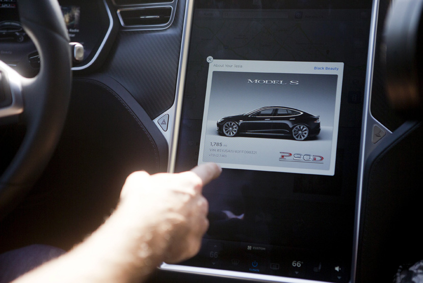  Update versi 7.0 perangkat lunak Tesla Model S mengandung fitur Autopilot ditunjukkan selama acara Tesla di Palo Alto, California 14 Oktober 2015. ( REUTERS / Beck Diefenbach )
