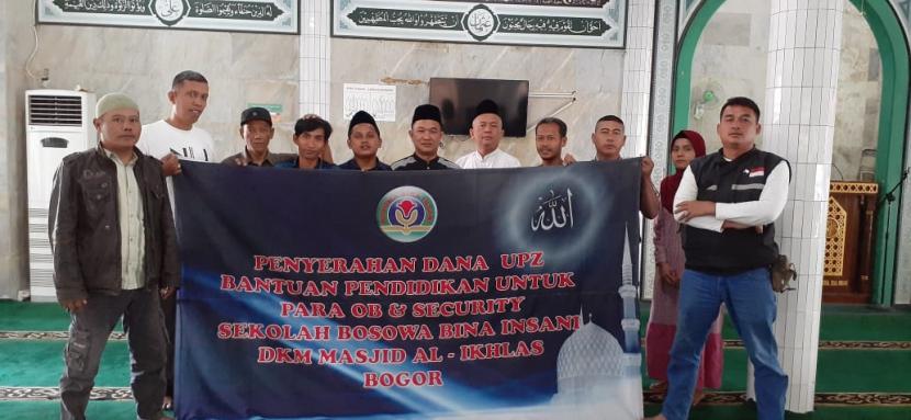 UPZ Masjid Al Ikhlas Bosowa Bina Insani memberikan bantuan dana pendidikan untuk anak-anak pegawai di lingkungan Sekolah Bosowa Bina Insani.