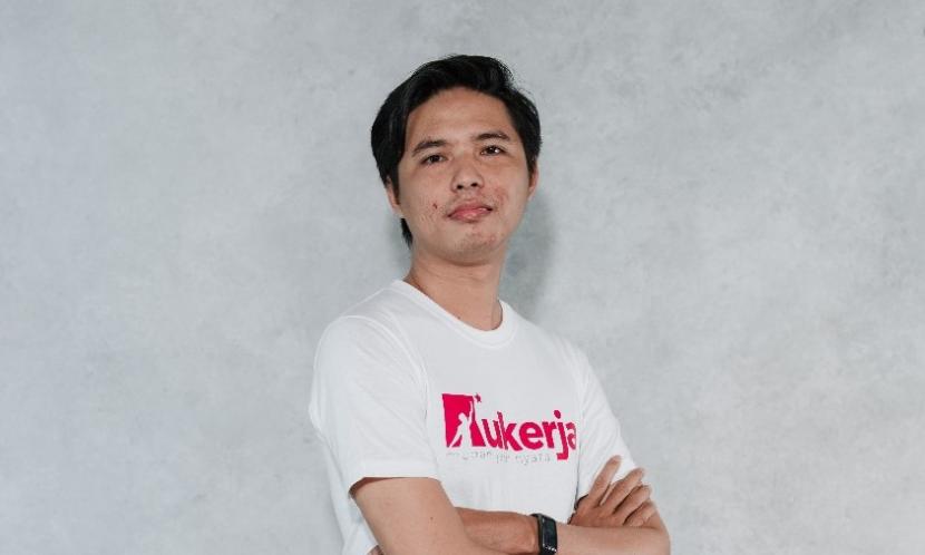 Uray Syawaludin, seorang alumni Sistem Informasi tahun 2016 dari Universitas BSI Kampus Pontianak, telah menempuh perjalanan karir yang luar biasa dari bekerja di kedai ramen hingga menjadi Chief Technology Officer (CTO) di PT Kerja Handal Nusantara, atau yang lebih dikenal dengan Kukerja.