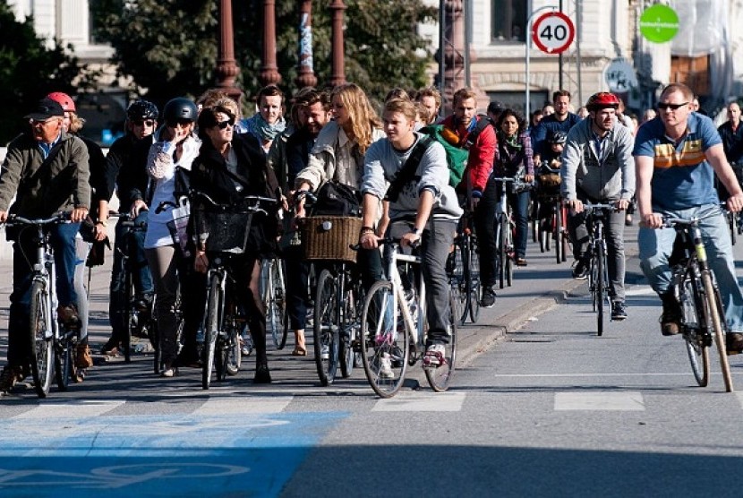 Urban cyclists (illustration) 