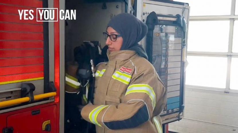 Perkenalkan, Pemadam Kebakaran Berjilbab Pertama di Inggris. Uroosa Arshid (27 tahun) yang berasal dari Aspley, Nottingham Inggris adalah petugas pemadam kebakaran berjilbab pertama di Inggris.