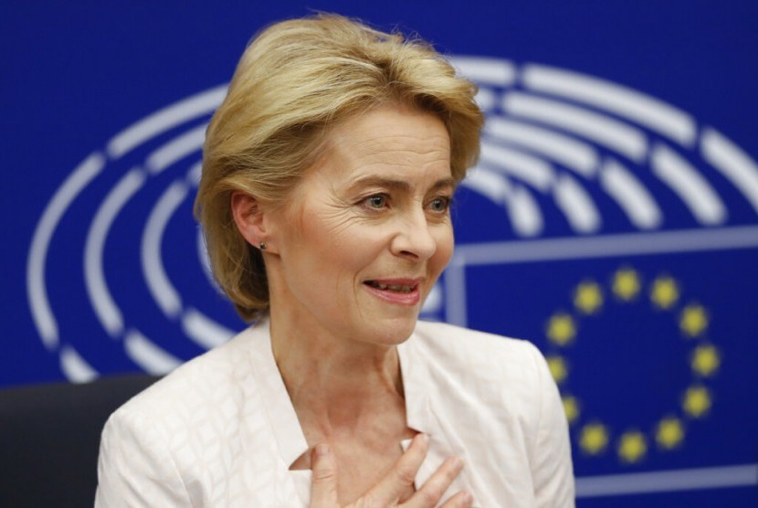 Ursula von der Leyen berbicara pada wartawan saat konferensi usai terpilih sebagai Presiden Komisi Eropa di Parlemen Eropa di Strasbourg, Prancis, Selasa (16/7).