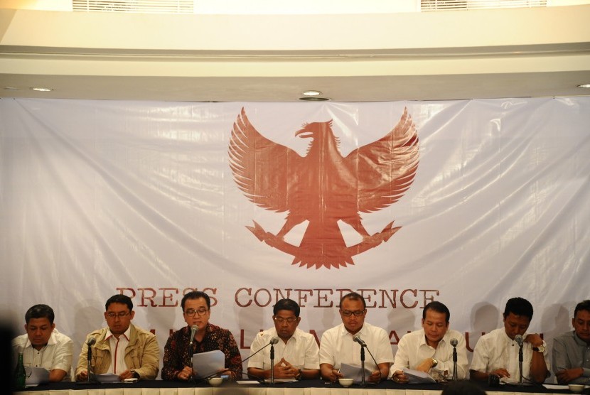 uru bicara tim pemenangan Prabowo-Hatta, Tantowi Yahya (ketiga Kiri) bersama sejumlah pimpinan Parpol Koalisi Merah Putih memberikan keterangan pers terkait putusan sidang Perselisihan Hasil Pemilihan Umum (PHPU), Jakarta, Kamis (21/8) malam. Koalisi Merah