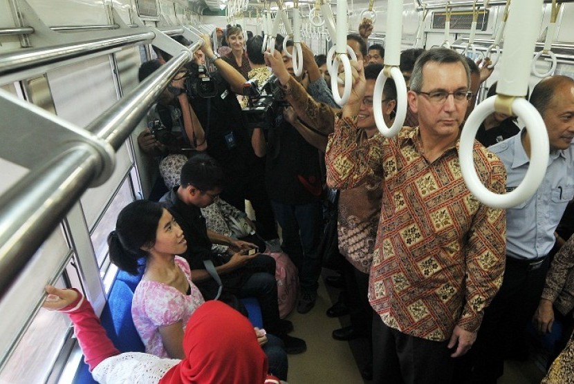 US Ambassador, Scot Marciel (second right, standing), takes train in a visit to satelite city of Bekasi, on Wednesday.  