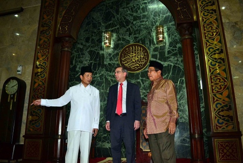 US ambassador to Indonesia, Scot Marciel, (center) visits Sunda Kelapa Mosque, accompanied by Deputy Minister of Religios Affiars Nasarudin Umar (left) and head of the mosque's committee, Aksa Mahmud. 