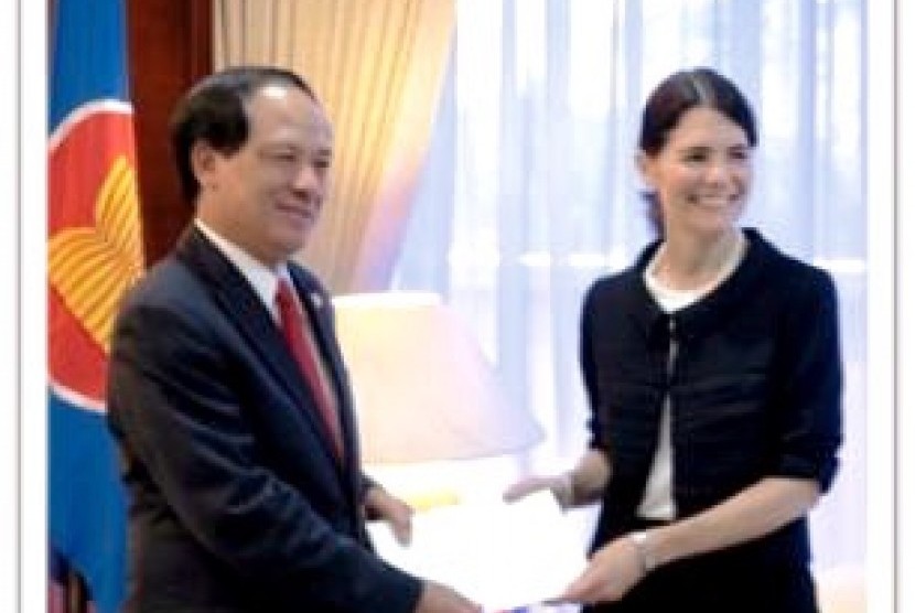 US Ambassador to the Association of Southeast Asian Nations (ASEAN), Nina Hachigian (right) and ASEAN Secretary-General Le Luong Minh, on Monday, Nov 3, 2014.