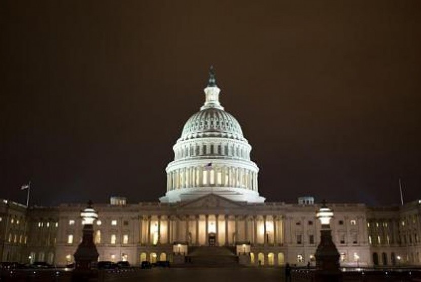 US Capitol terus menyala di malam hari. Parlemen AS terus bekerja hingga larut untuk menyelesaikan undang-undang krusial demi mengatasi 'Jurang Fiskal'