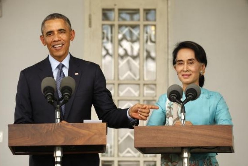US President Barack Obama and opposition politician Aung San Suu Kyi hold a press conference after their meeting at her residence in Yangon, November 14, 2014.