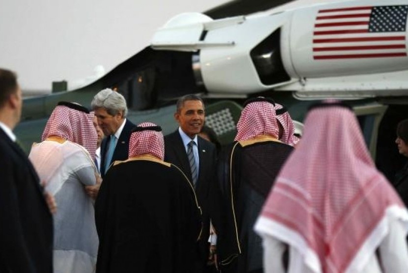 US President Barack Obama are greeted upon their arrival for a meeting with Saudi King Abdullah at Rawdat al-Khraim near Riyadh in Saudi Arabia, March 28, 2014.