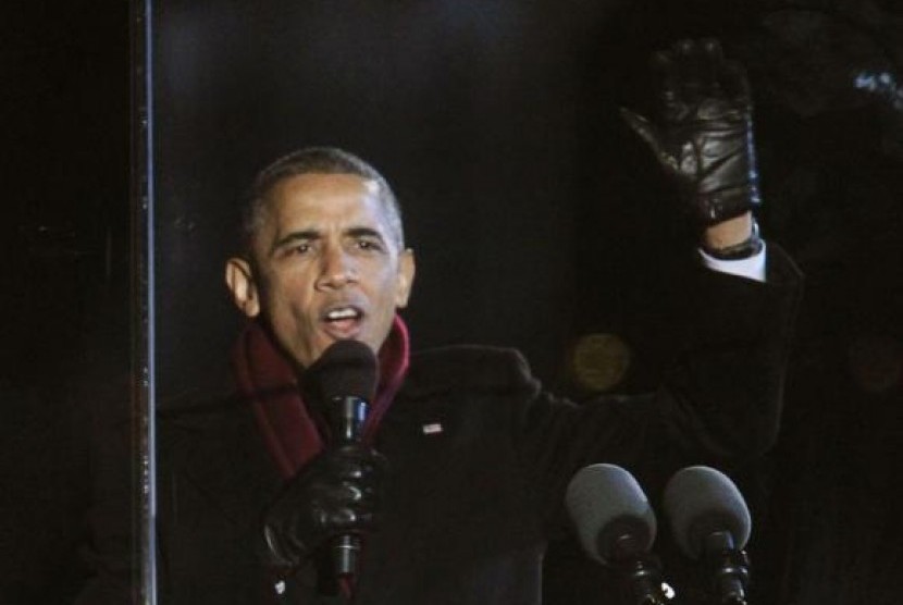 US President Barack Obama greets the audience during the 92nd annual National Christmas Tree Lighting on the Ellipse near the White House in Washington December 4, 2014. 
