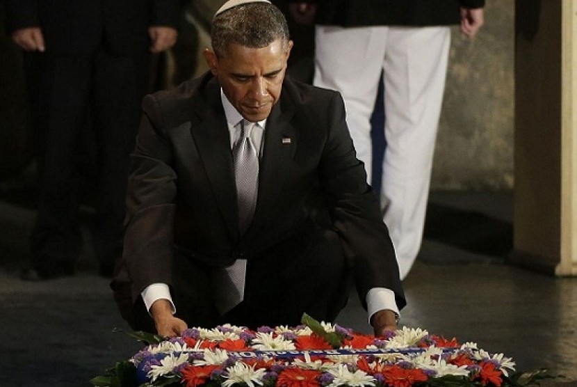 US President Barack Obama lays a wreath during his visit to the Hall of Remembrance at the Yad Vashem Holocaust Memorial in Jerusalem, Israel, Friday, March 22, 2013. 