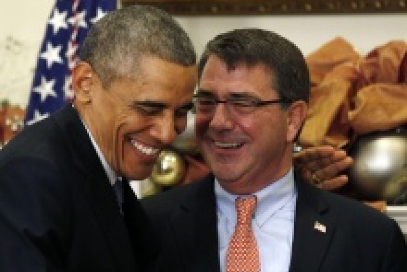 US President Barack Obama (left) and Ashton Carter (file)  