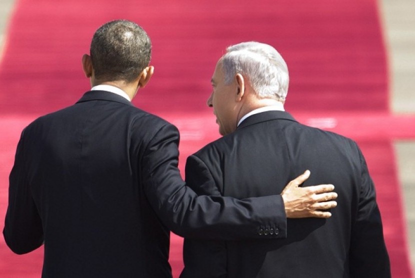 US President Barack Obama (left) and Israel's Prime Minister Benjamin Netanyahu, walk after a welcoming ceremony upon Obama's arrival at Ben Gurion airport near Tel Aviv, Israel, Wednesday, March 20, 2013. 