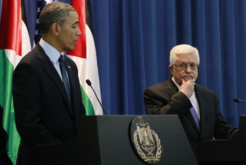 US President Barack Obama (left) participates in a joint news conference with Palestinian President Mahmoud Abbas at the Muqata Presidential Compound in Ramallah on March 21, 2013. 