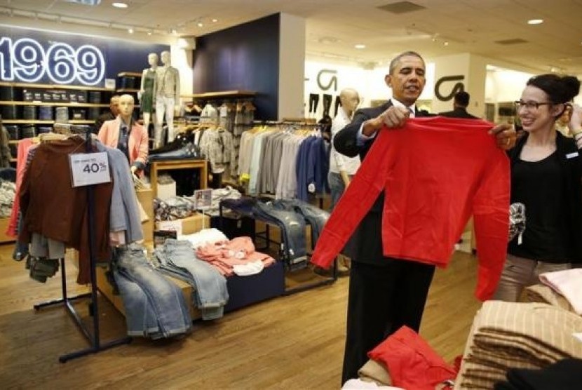 US President Barack Obama looks for gifts for his family with salesperson Susan Panariello after stopping off at the GAP in New York, March 11, 2014.