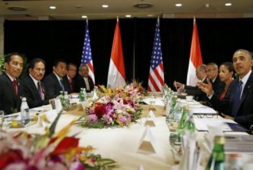 US President Barack Obama (right) gestures during a bilateral meeting with Indonesia's President Joko Widodo (left) in Beijing November 10, 2014. 